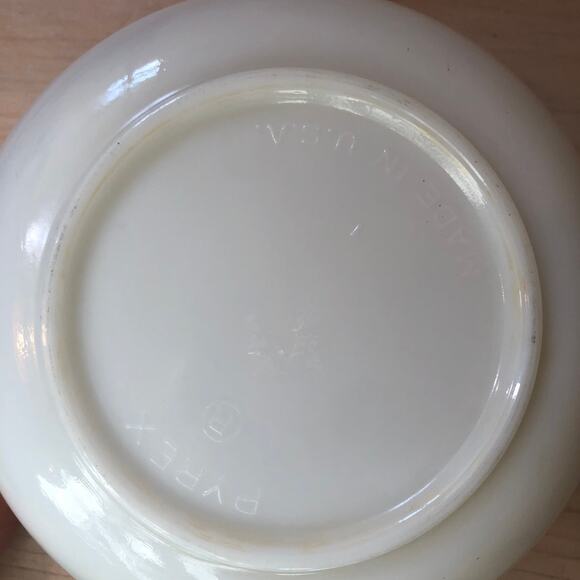 Pyrex Vintage Milk Glass Bowl 1940s Hamilton Beach Mixer Bowl - Picture 5 of 6